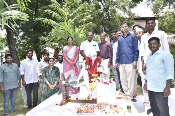 అనంతపురం కలెక్టరేట్‌లో మహాత్మా గాంధీ జయంతి వేడుకలు  గాంధీ విగ్రహానికి పూలమాలలు వేసి ఘన నివాళులర్పించిన డీఆర్ఓ మలోల