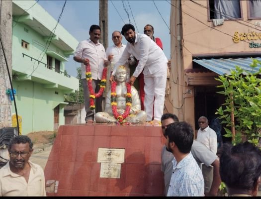 గాంధీ విగ్రహానికి ఘన నివాళి – బుడా చైర్మన్ తెంటు లక్ష్మునాయుడు
