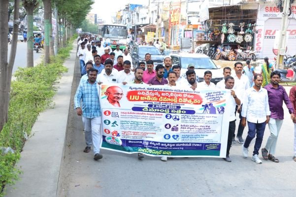 డిపిఆర్ఓ తీరు మారకపోతే ఖాబార్ధార్..! - ఇటు కలెక్టర్, అటు కమీషనర్ లను సైతం తప్పుదోవ పట్టిస్తున్న వైనం.  - జర్నలిస్ట్ హక్కులను కాలేరాస్తే ఊరుకునేది లేదు. - అధికారి తీరుతో మారుమూల, ఏజెన్సీ ప్రాంత జర్నలిస్ట్ లకు తీరని అన్యాయం. టియుడబ్ల్యూజే (ఐజేయు) రాష్ట్ర నాయకులు వెంకటేశ్వరరావు, జిల్లా అధ్యక్ష కార్యదర్