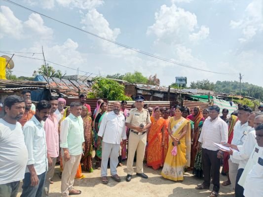 గాంధీ జయంతి వేళ మద్యం నిషేధం తీర్మానం - బెల్ట్ షాపుపై గ్రామస్థుల దాడి, మద్యం పట్టివేత