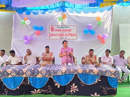 గాంధీ మార్గంలో నడవాలి