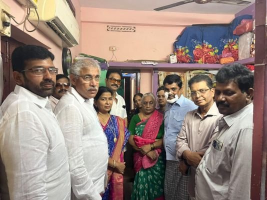 గాయపడ్డ సీనియర్ కెమెరామెన్ మురళికి వైఎస్ఆర్‌సీపీ నేతల పరామర్శ, రాజమండ్రి రూరల్‌లో ఆత్మీయ భరోసా