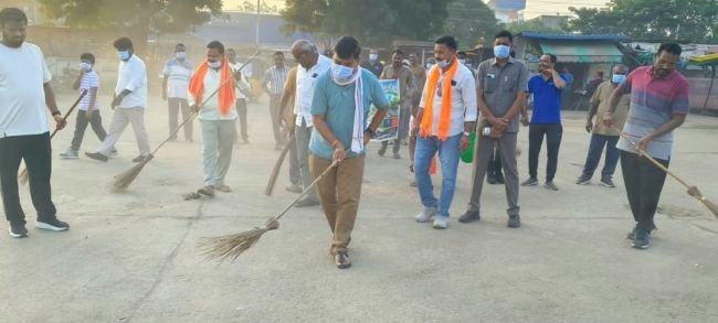 చేతిలో చీపురు.. పరిశుభ్రతపై పిలుపు - బస్టాండ్‌లో ఎమ్మెల్యే పాల్వాయి హరీష్‌బాబు శ్రమదానం.. మొక్కలు నాటి, ప్రయాణికులకు పండ్ల పంపిణీ