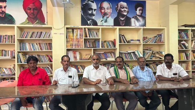 కరువు రైతులకు నష్టపరిహారం చెల్లించాలి  