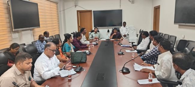 గుడ్ల సరఫరా కొనుగోలుపై కలెక్టర్ కార్యాలయంలో టెండర్ పాల్గొన్న జెసి