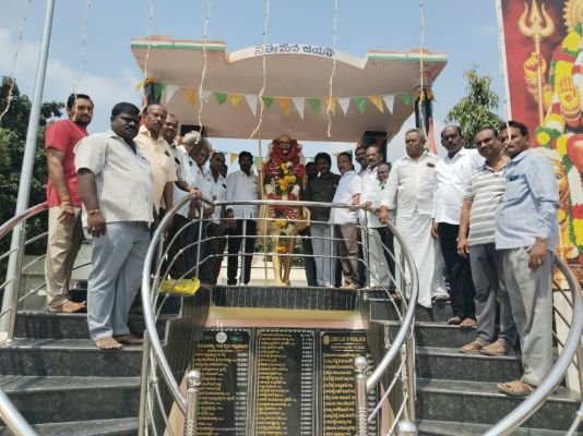 గాంధీజీ విగ్రహానికి ఘన నివాళులు...