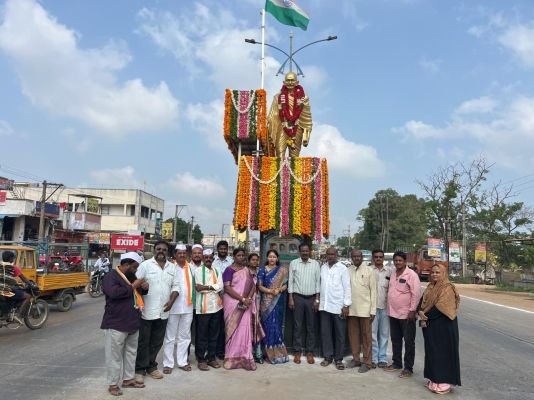 గాంధీజీ ఆశయాలను స్ఫూర్తిగా తీసుకోవాలి