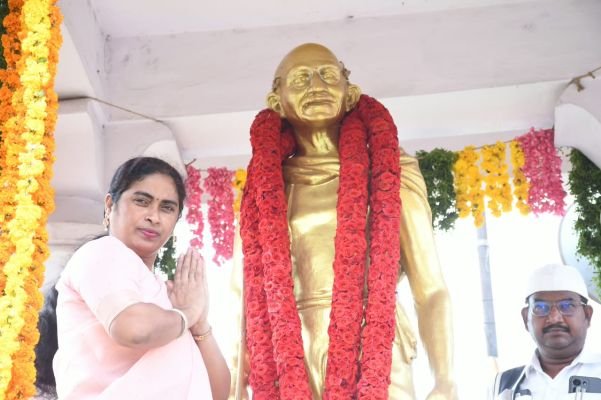గాంధీజీ ఆశయ సాధనకు ప్రతి ఒక్కరు కృషి చేయాలి -- మేయర్