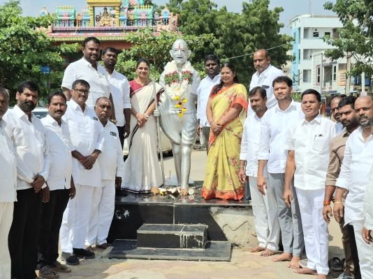 మజీద్‌పూర్‌లో గాంధీ విగ్రహానికి నివాళులర్పించిన చైర్ పర్సన్ శిరీష కృష్ణారెడ్డి