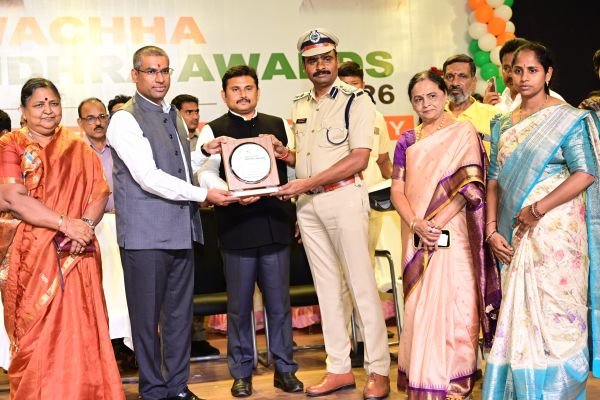 సుందరమైన నగరాన్ని నిర్మిద్దాం  -స్వర్ణాంధ్ర సాధనలో ప్రతి ఒక్కరూ భాగస్వాములు కావాలి జిల్లా కలెక్టర్ డాక్టర్ ఎస్ వెంకటేశ్వర్  -స్వర్ణాంధ్ర–స్వచ్ఛాంధ్ర ప్రజా ఉద్యమంలో ప్రతి ఒక్కరూ భాగస్వాములు కావాలి: మున్సిపల్ కమిషనర్ జయకృష్ణ