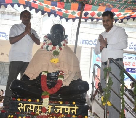 గాంధీజీ ఆశయాలను భావితరాలకు అందించడమే లక్ష్యం: జిల్లా కలెక్టర్ హిమాన్షు శుక్ల