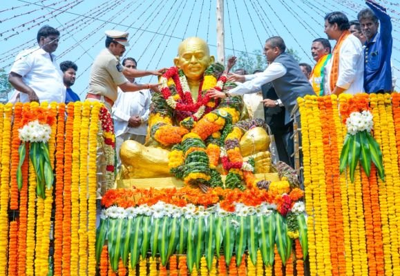 గాంధీ విగ్రహానికి  నివాళులర్పించిన జిల్లా కలెక్టర్ , ఎస్పీ , కమిషనర్ 