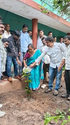 సేవా భావంతో మొక్కలు నాటిన ఎమ్మెల్యే ఏలూరి