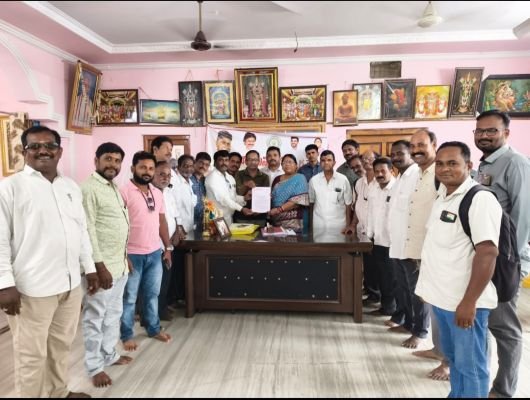 ప్రజాదర్బార్ లో ప్రజల నుంచి వినతులు స్వీకరించిన ఎమ్మెల్యే కోళ్ల 