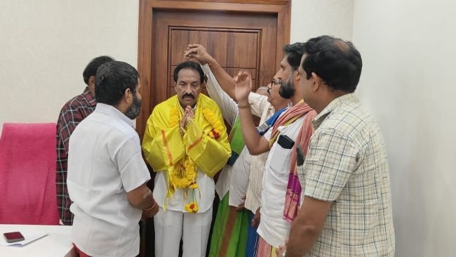  కమ్యూనిటీ హాల్‌కు స్థలం కేటాయింపు, ఎమ్మెల్యే బండారు సత్యానందరావుకు ఆలమూరు బ్రాహ్మణ సంఘం కృతజ్ఞతలు