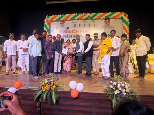 స్వచ్ఛ ఆంధ్ర అవార్డు అందుకున్న ప్రగతి సంస్థ డైరెక్టర్ కెవి రమణ