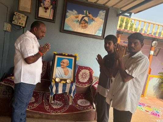 గాంధీజీ జయంతి వేడుకలలో వి బాలాజీ రెడ్డి
