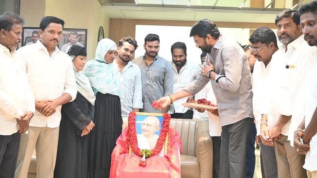 గాంధీ జయంతిని పురస్కరించుకొని .. మహాత్మా గాంధీ చిత్రపటానికి పూలమాలవేసి నివాళులర్పించిన.. ఎమ్మెల్సీ పర్వత రెడ్డి చంద్రశేఖర్ రెడ్డి.