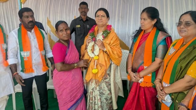 సమస్యలను పరిష్కరించాలని ఎంపీకి విజ్ఞప్తి