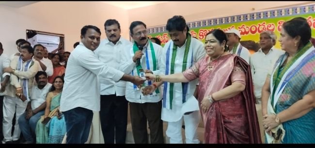 వైఎస్సార్‌సీపీ మండల విస్తృతస్థాయి సమావేశం. ముఖ్యఅతిథిగా పాల్గొన్న మాజీ మంత్రి బొత్స