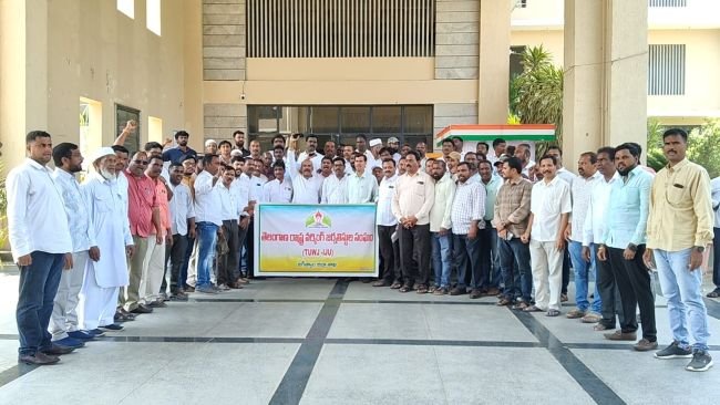 జర్నలిస్టుల హక్కుల కోసం గాంధీ విగ్రహం వద్ద నిరసన