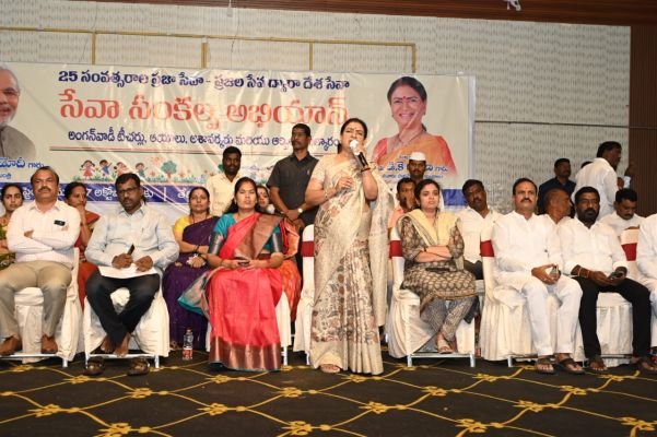 ప్రజలకు సేవలందిస్తున్న ఆశా, అంగన్‌వాడీ, ఆర్‌పీలు, మహిళా సంఘాల ప్రతినిధుల సేవలు అభినందనీయం : ఎంపీ డీకే అరుణ, జిల్లా కలెక్టర్ ప్రియాంక.
