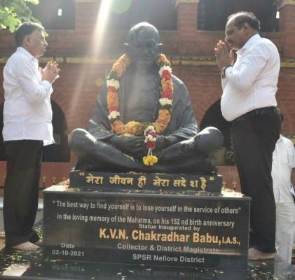 గాంధీజీ ఆశయాల స్ఫూర్తితో ప్రజలకు అంకితభావంతో సేవలందించాలి