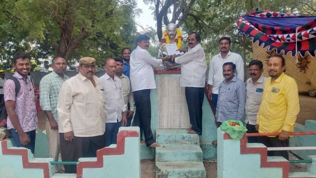 ఆత్మకూరులో జర్నలిస్టుల కోర్కెల దినోత్సవం  --గాంధీ విగ్రహానికి వినతిపత్రం 