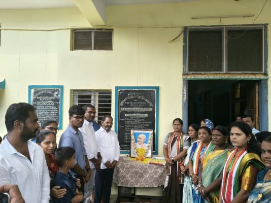 ప్రతి ఒక్కరూ మొక్కలను నాటాలి 