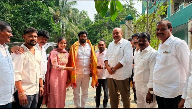 చిన్న శ్రీను ని మర్యాదపూర్వకంగా కలిసిన బొబ్బిలి ఎమ్మెల్యే బేబీనాయణ, మాజీ ఎమ్మెల్యే తెంటు లక్ష్మునాయుడు