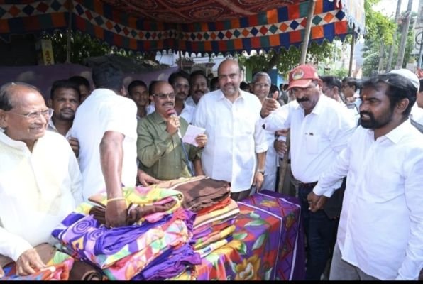 గాంధీజీ జయంతి వేడుకల్లో మాజీ సైనికుల సేవా స్ఫూర్తి:  పేదలకు దుప్పట్లు పంపిణీ
