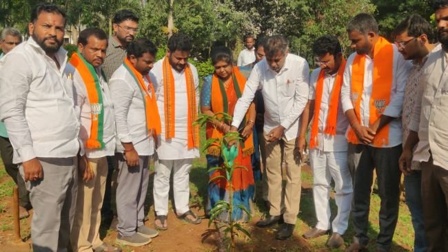 గాంధీజీకి ఎంపీ కొండా ఘన నివాళులు
