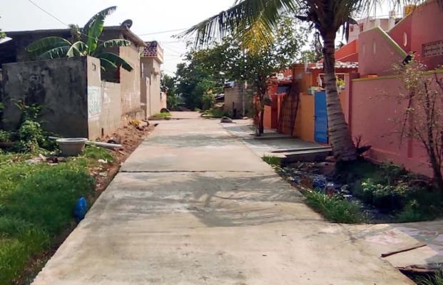 సిమెంట్ రోడ్ల నిర్మాణం -సైడ్ కాలువలు సూన్యం 