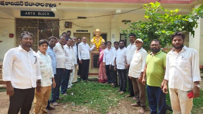 జాతిపిత కు వైసీపీ ఘనంగా నివాళులు.