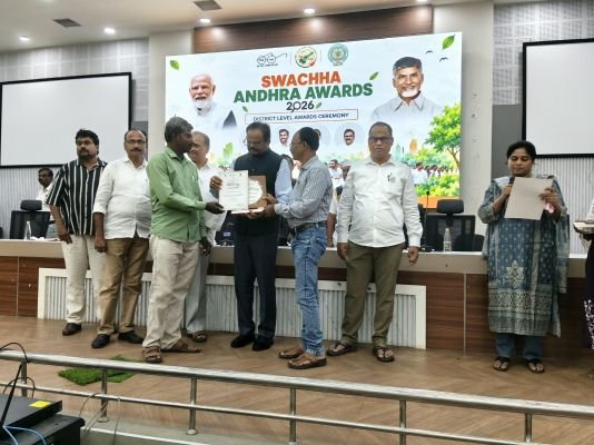 వల్లూరుకు  జిల్లా ప్రథమ స్థానం - స్వచ్ఛ రథం నిర్వహణలో  డిప్యూటీ ఎంపీడీవో రమేష్‌కు - కలెక్టర్ చేతుల మీదుగా అవార్డు..