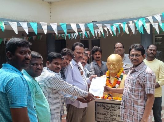 జర్నలిస్టు సమస్యలు పరిష్కరించాలి.