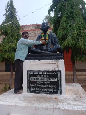 గాంధీ విగ్రహానికి పూలమాలవేసి ఘన నివాళులర్పించిన విద్యాశాఖ అధికారి శ్రీనివాసులు