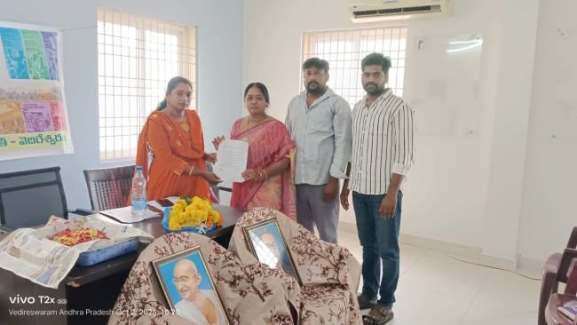 శిథిలావస్థకు చేరిన సిసి రోడ్లు