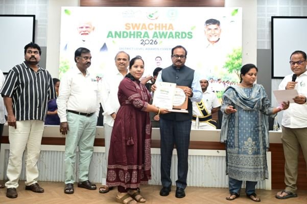 స్వచ్ఛ ఆంధ్రలో కమలాపురం ఆసుపత్రికి ప్రథమ స్థానం  డాక్టర్ ఆమంచి శిరీషకు -  కలెక్టర్ చేతుల మీదుగా అవార్డు..