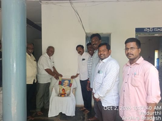 గాంధీజీకి విఘ్నేశ్వర, అధికారులు నివాళులు