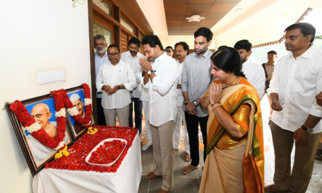 గాంధీ, లాల్ బహదూర్ శాస్త్రి జయంతి: తాడేపల్లి నివాసంలో చిత్రపటాలకు పూలమాలలు వేసి నివాళులర్పించిన వైఎస్ జగన్