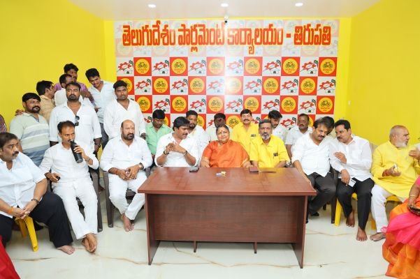 గాంధీ ఆదర్శాలను నిత్యజీవితంలో అలవర్చుకోవాలి : అధ్యక్ష కార్యదర్శులు దివాకర్ రెడ్డి, పనబాక లక్ష్మి 