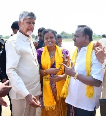 ముఖ్యమంత్రి చంద్రబాబుకి ఘనస్వాగతం పలికిన తులసి రామకృష్ణ