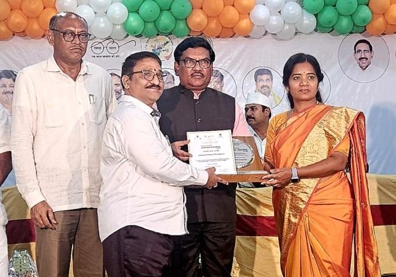స్వచ్ఛ ఆంధ్ర అవార్డు అందుకున్న డా. ఏడుకొండలు