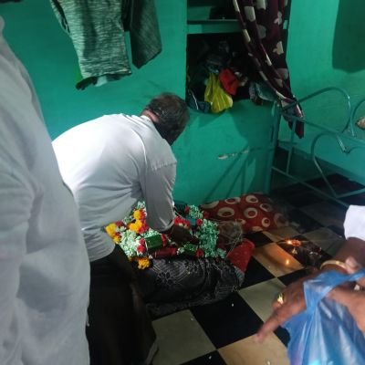 మృతురాలి కుటుంబానికి చికెన్ శీనా యాదవ్ ఆర్థిక సాయం