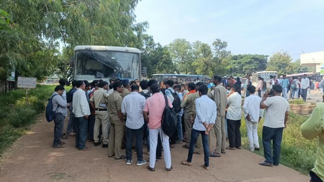 బస్సులు సమయానికి నడపాలంటూ విద్యార్థుల ధర్నా