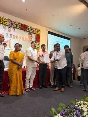 రాప్తాడు పీహెచ్‌సీకి జిల్లా స్థాయి స్వచ్ఛ అవార్డు  స్వచ్ఛ ఆసుపత్రి అవార్డు అందుకున్న సిబ్బంది