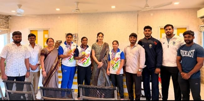 వెయిట్‌లిఫ్టింగ్‌లో ప్రతిభ చాటిన క్రీడాకారులకు సిరమ్మ అభినందనలు