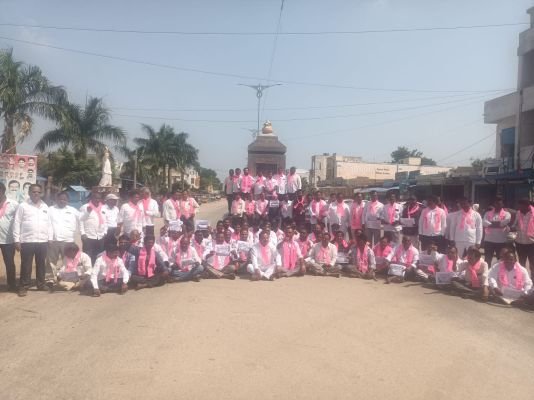 ఇంటిగ్రేటెడ్ పాఠశాల ఏర్పాటు చేయాలని బిఆర్ఎస్ ఆందోళన