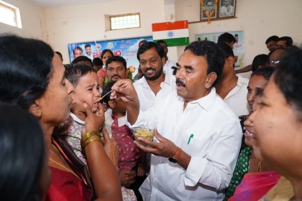  ‘తొలిముద్ద’ తో చిన్నారులకు పౌష్టికాహారం -అంగన్‌వాడీ కేంద్రాల్లో అల్పాహార పథకాన్ని   ప్రారంభించిన మంత్రి జూపల్లి కృష్ణారావు.